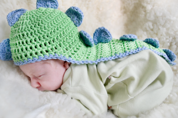 Topi berbentuk dinosaurus